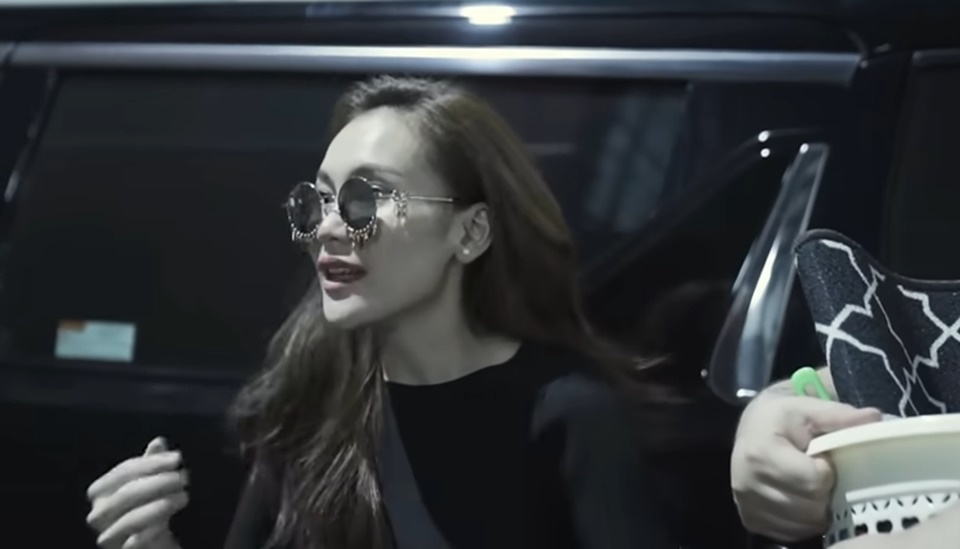 Ayu Ting Ting Coba Kacamata Rp30 Juta dari Ivan Gunawan [YouTube]